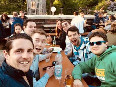 JU T-S im Biergarten