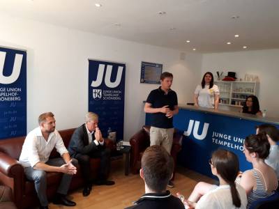 Bianca im Hintergrund hat ebenfalls gute Laune