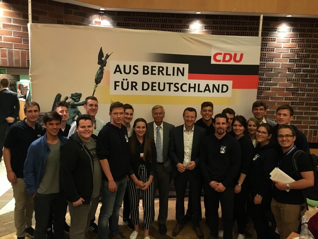 Im Wahlkampf zur Bundestagswahl durften wir u.a. CDU-Urgestein Wolfgang Bosbach bei uns im Kreisverband begrüßen. Im Wahlkampf zur Bundestagswahl durften wir u.a. CDU-Urgestein Wolfgang Bosbach bei uns im Kreisverband begrüßen.